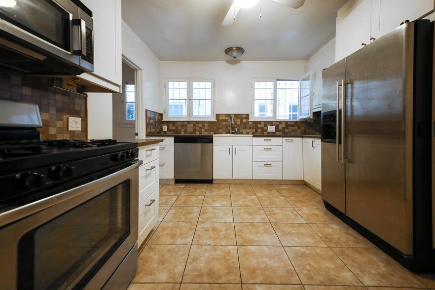 147 N Detroit St, Los Angeles, CA for sale - Building Photo - Image 3 of 18