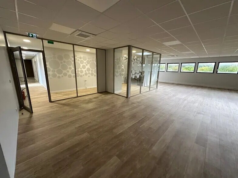 Office in Rillieux-la-Pape for lease - Building Photo - Image 1 of 12