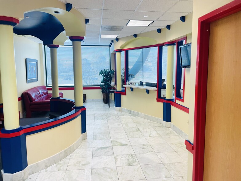 19465 Deerfield Ave, Lansdowne, VA for sale - Interior Photo - Image 1 of 15