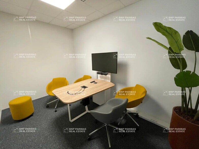 Office in Tours for lease - Interior Photo - Image 3 of 14