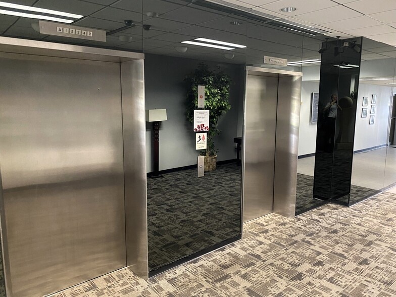 6001 Cochran Rd, Solon, OH for lease - Lobby - Image 2 of 10