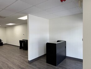 500 N Indiana Ave, Englewood, FL for lease Interior Photo- Image 2 of 9