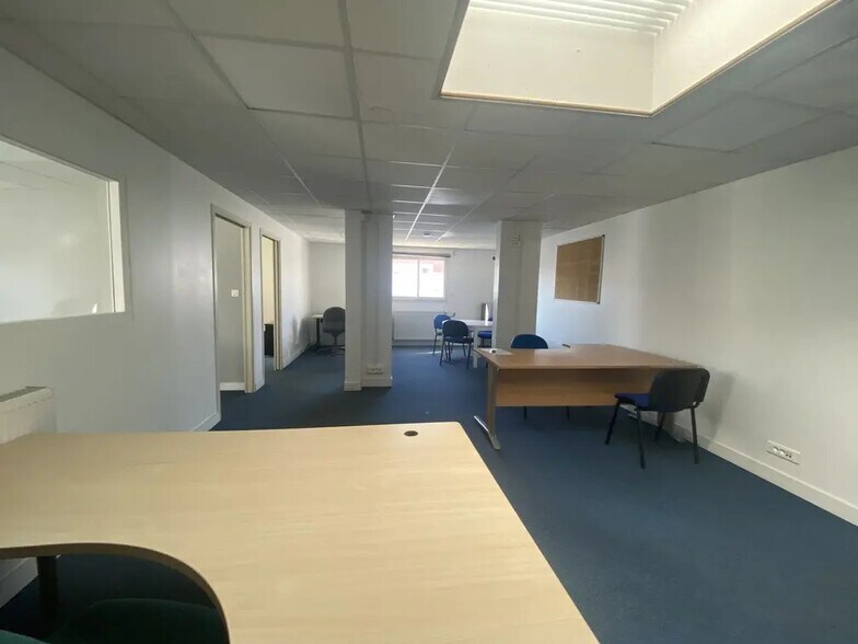 Office in Carquefou for lease - Interior Photo - Image 2 of 5