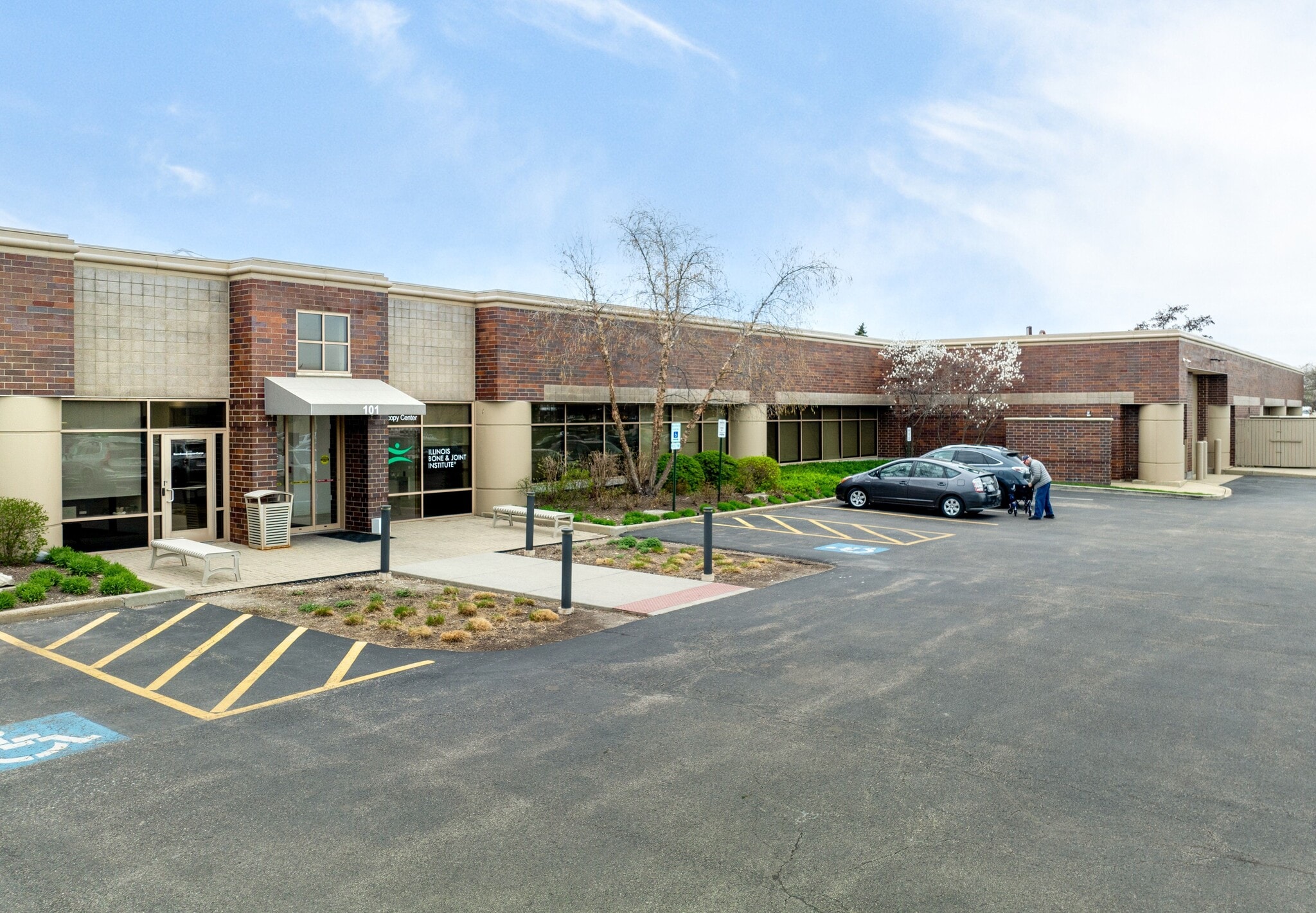 101 Waukegan Rd, Lake Bluff, IL for lease Building Photo- Image 1 of 7