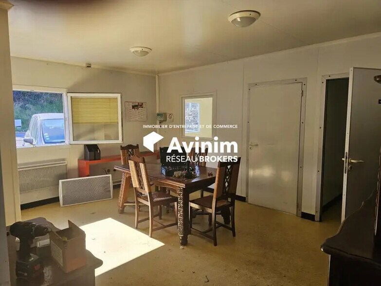 Retail in Mirefleurs for sale - Interior Photo - Image 2 of 11