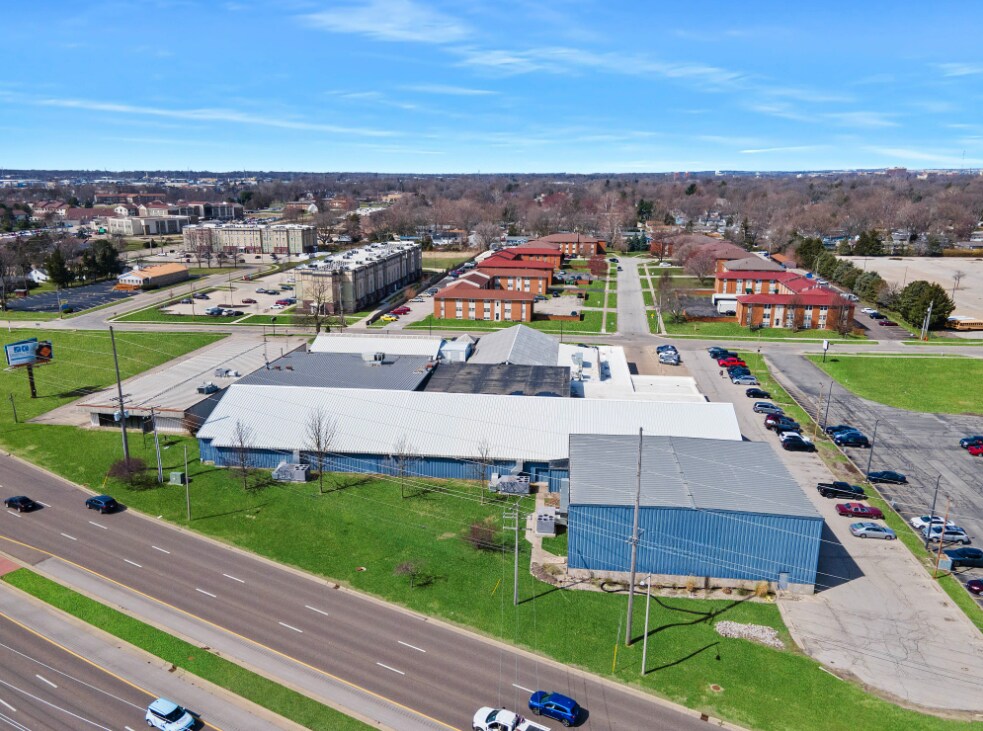 904 Four Seasons Rd, Bloomington, IL for sale Primary Photo- Image 1 of 1