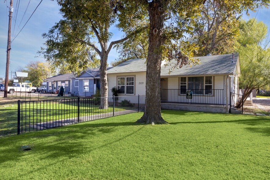 2123 Northland Dr, Austin, TX for sale - Primary Photo - Image 1 of 12