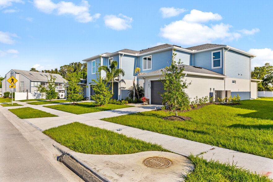 Hidden Woods - 12 Luxury Townhomes portfolio of 3 properties for sale on LoopNet.com - Building Photo - Image 2 of 29