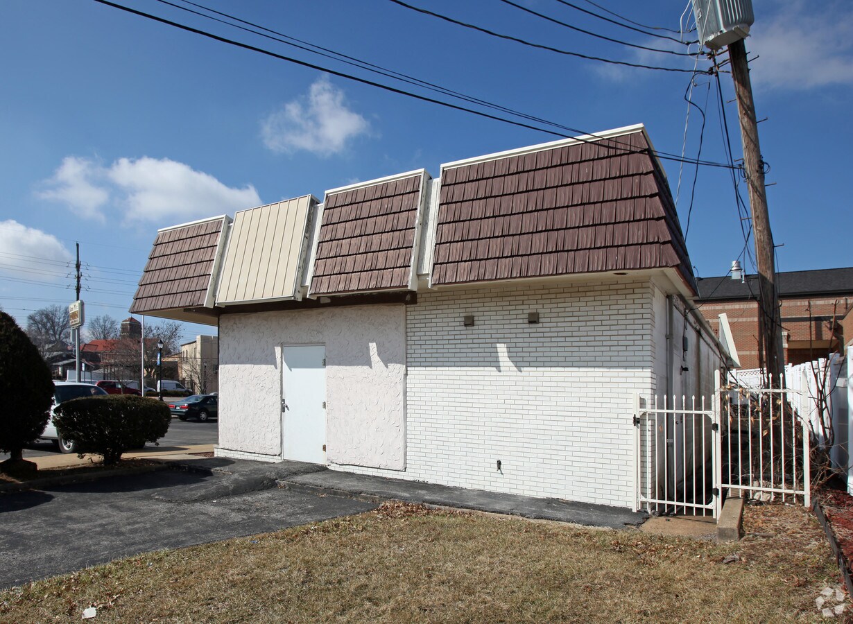 8817 St Charles Rock Rd, Saint Louis, MO 63114