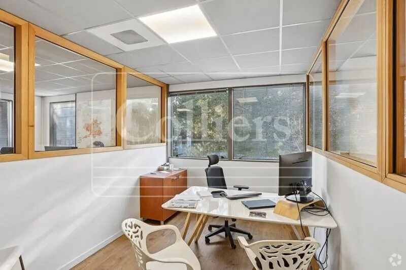 16 Parc du Golf, Aix-en-Provence for lease Interior Photo- Image 1 of 9