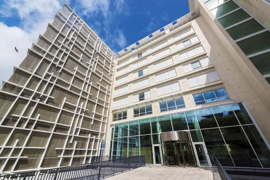 23 Rue François Jacob, Rueil-Malmaison for lease - Building Photo - Image 2 of 14