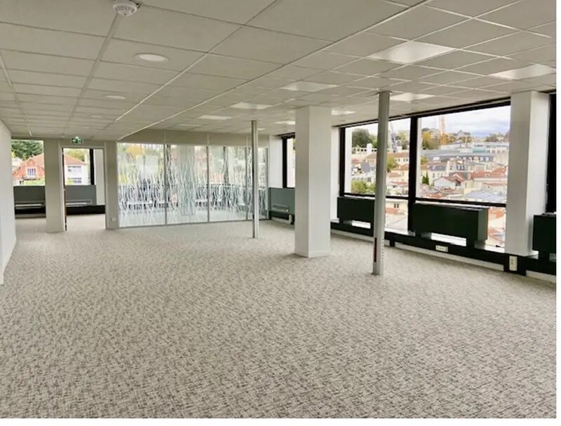 Office in Saint-Cloud for lease Interior Photo- Image 1 of 8