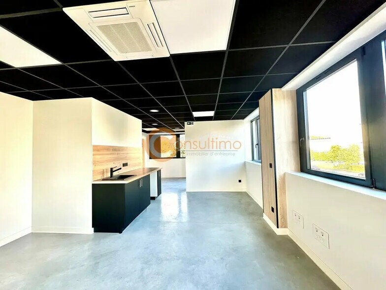Office in Talence for lease - Interior Photo - Image 2 of 8