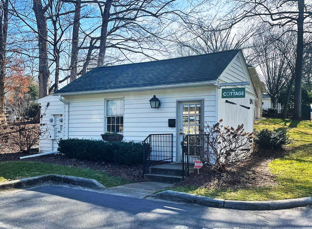 124 Reynolda Vlg, WinstonSalem, NC 27106