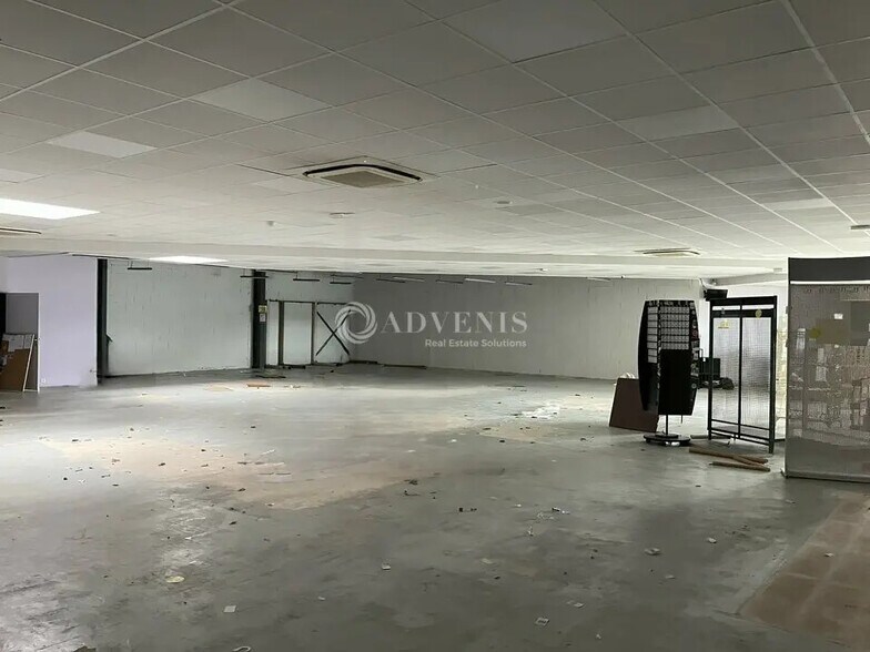 Retail in Saint-Germain-du-Puy for lease - Interior Photo - Image 3 of 3