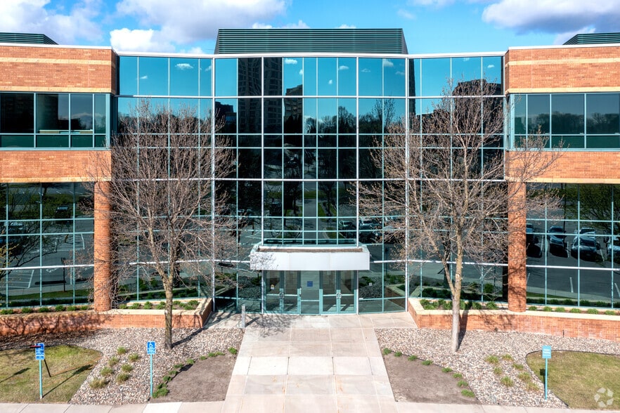 5850 Opus Pky, Minnetonka, MN for lease - Building Photo - Image 2 of 11