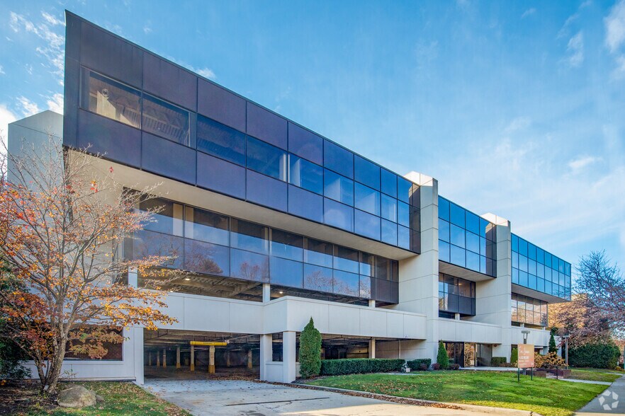 111 E Shore Rd, Manhasset, NY for lease - Building Photo - Image 2 of 6