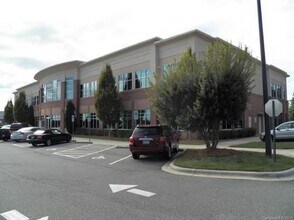 2315 W Arbors Dr, Charlotte, NC for lease Building Photo- Image 1 of 11