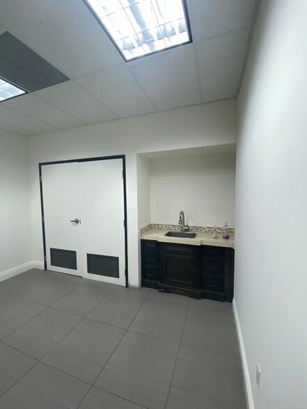 21301 Vanowen St, Canoga Park, CA for lease - Interior Photo - Image 3 of 13