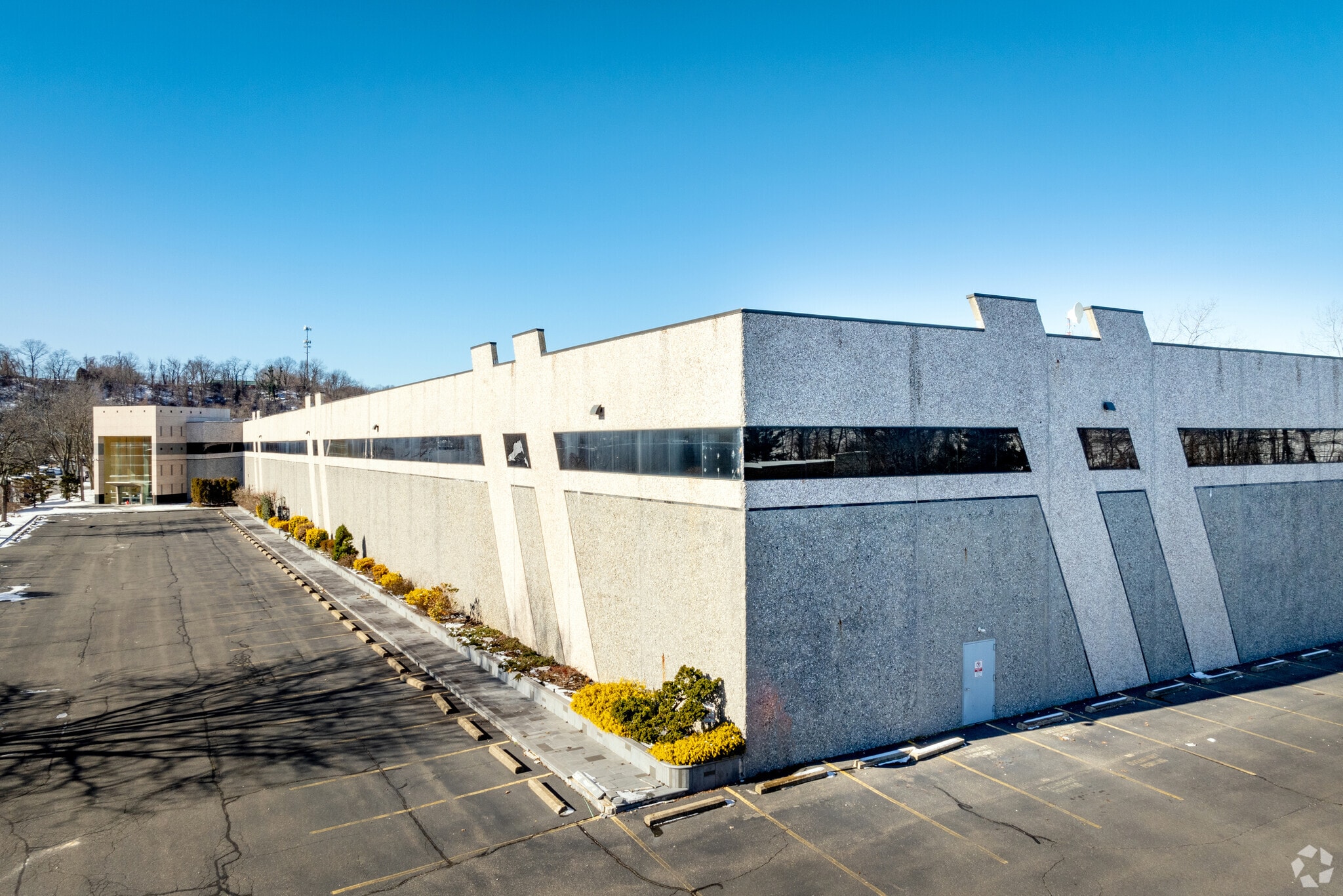 57 Seaview Blvd, Port Washington, NY for sale Primary Photo- Image 1 of 1