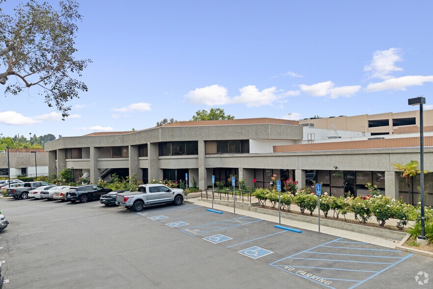 21250 Califa St, Woodland Hills, CA for lease - Building Photo - Image 2 of 40