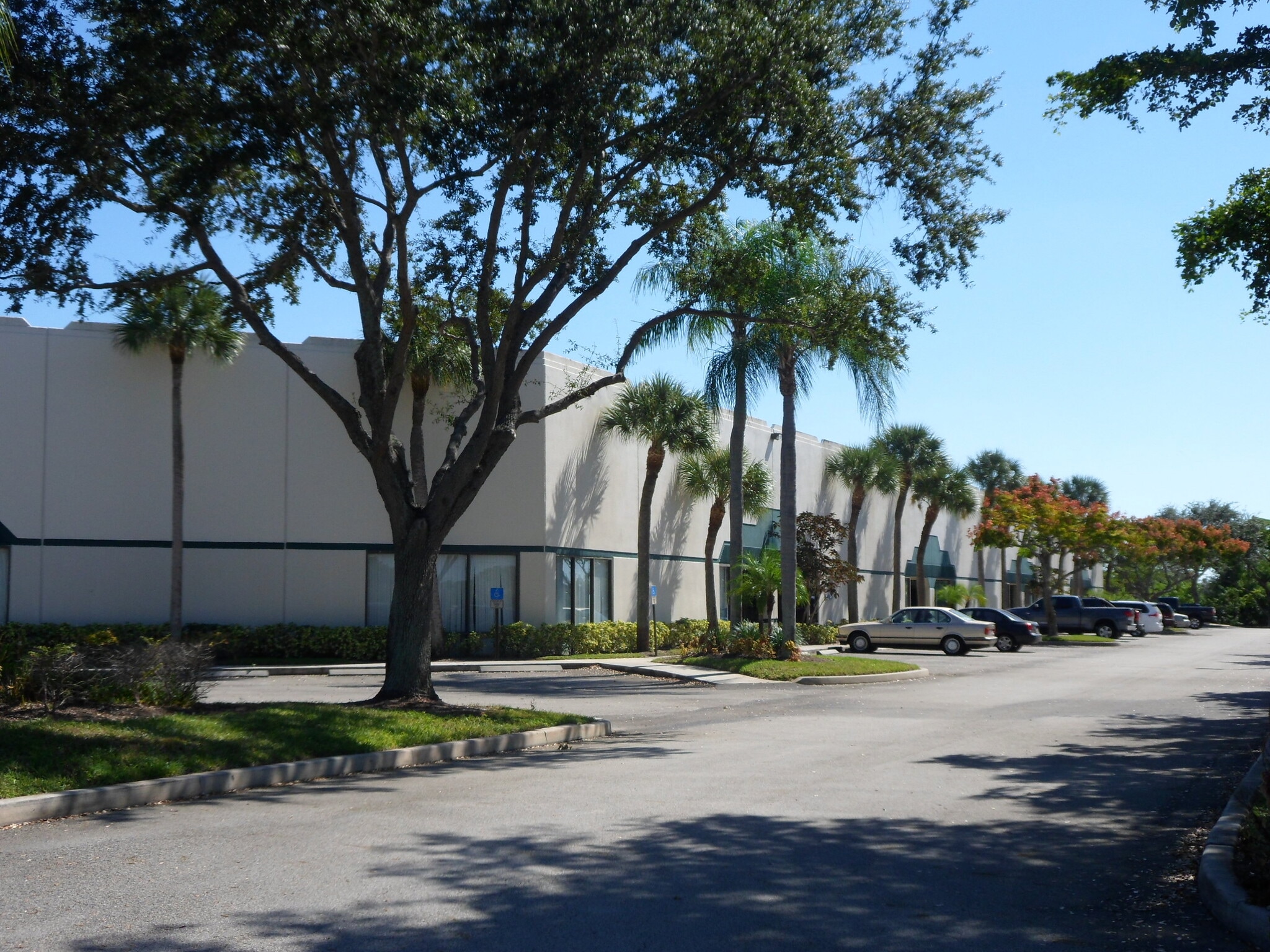 2000 Avenue P, Riviera Beach, FL for lease Building Photo- Image 1 of 7