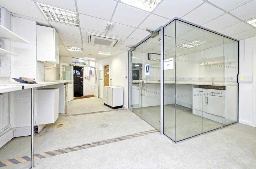 64 Rochester Pl, London for lease - Building Photo - Image 3 of 5