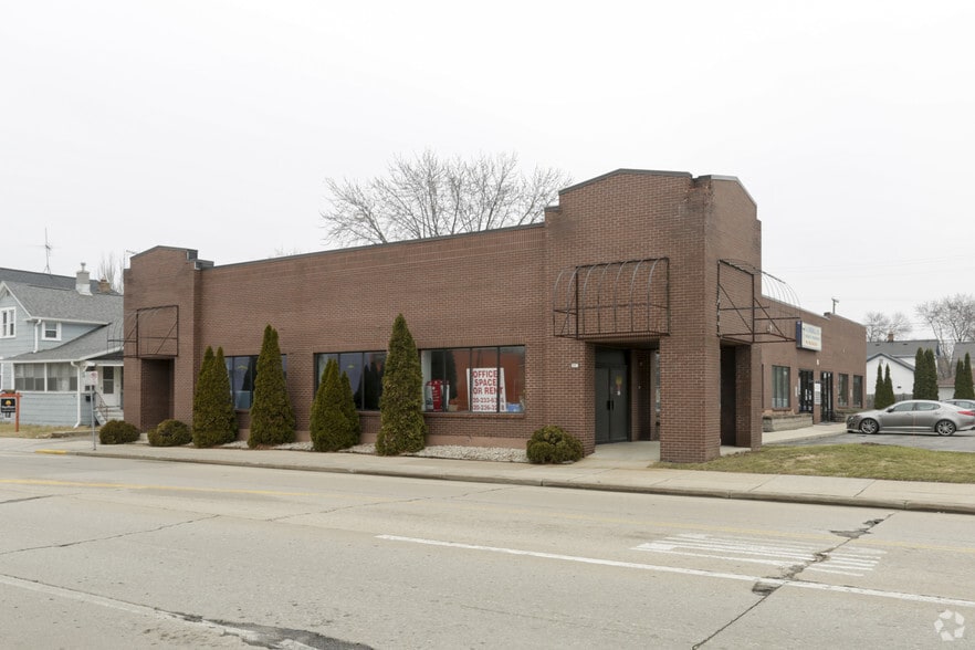 10 E Irving Ave, Oshkosh, WI for lease - Building Photo - Image 2 of 2