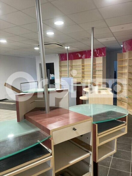 Retail in Salbris for lease - Interior Photo - Image 3 of 6