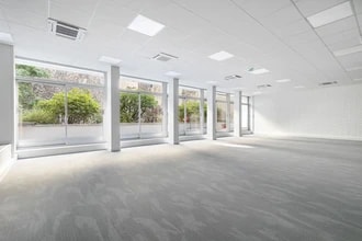 Office in Paris for lease Interior Photo- Image 1 of 3