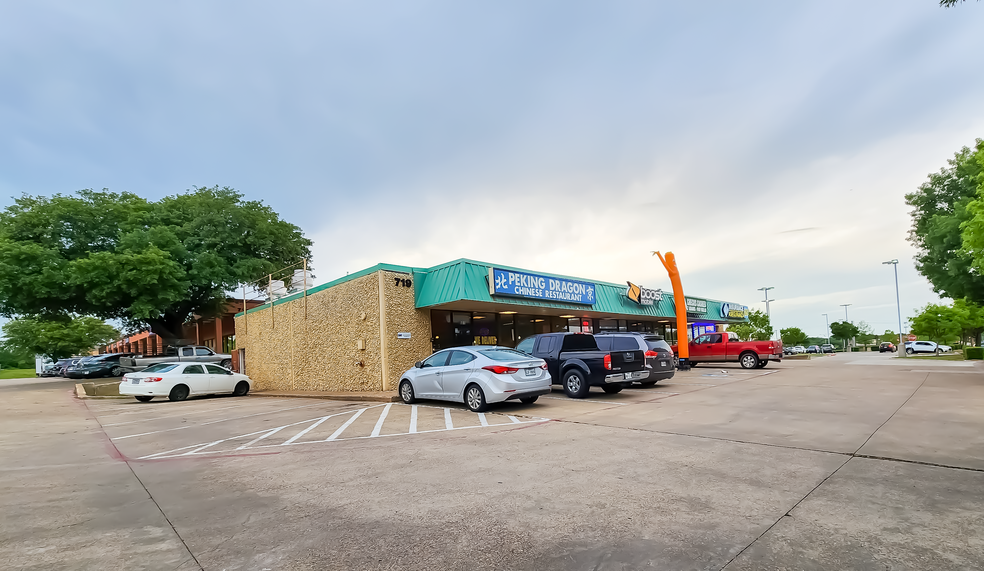 719 N Hampton Rd, DeSoto, TX for lease - Building Photo - Image 2 of 11