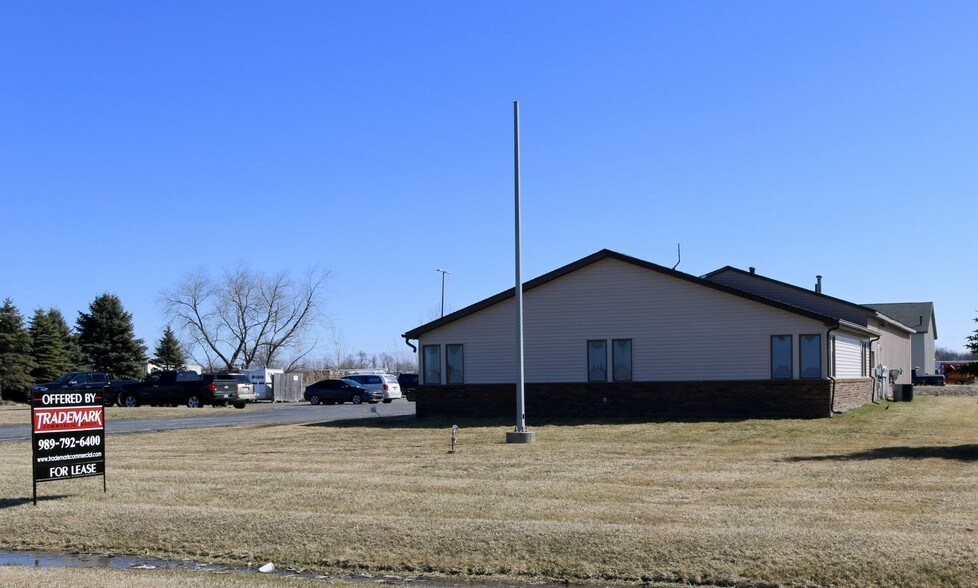 6098 Hackett Rd, Freeland, MI 48623