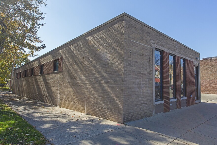 3235 W Montrose Ave, Chicago, IL for sale - Building Photo - Image 1 of 1