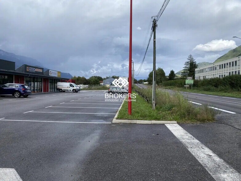 Retail in Goncelin for lease - Building Photo - Image 3 of 4