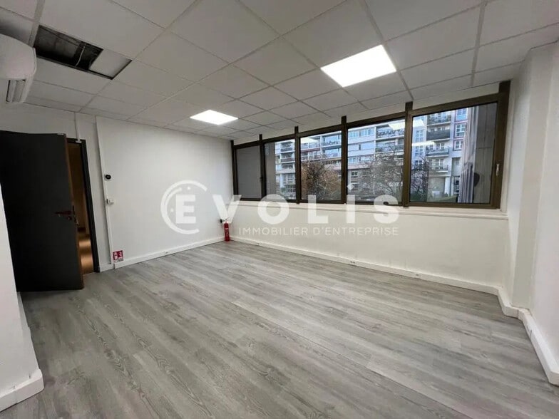 Office in Montreuil for lease - Interior Photo - Image 2 of 10