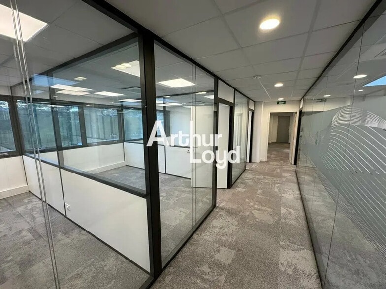 Office in Valbonne for lease - Interior Photo - Image 3 of 20