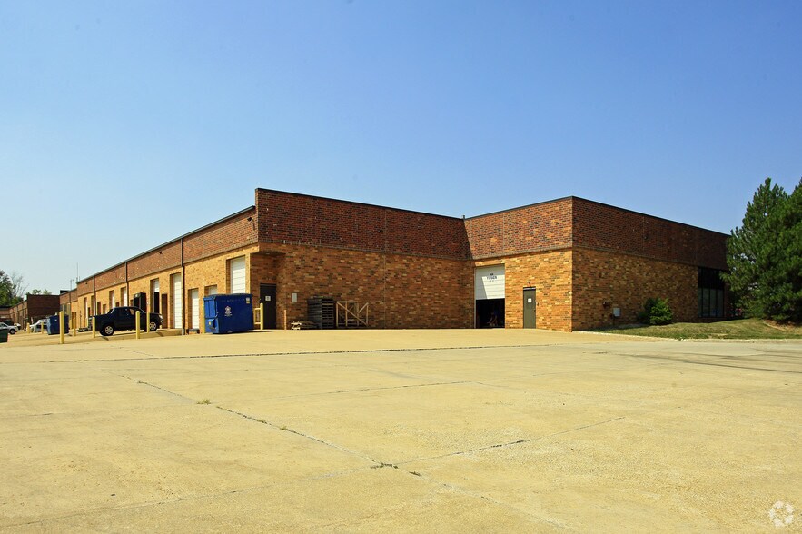 6930 Engle Rd, Middleburg Heights, OH for lease - Building Photo - Image 2 of 5