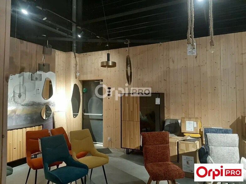 Retail in Valence for lease - Interior Photo - Image 3 of 6