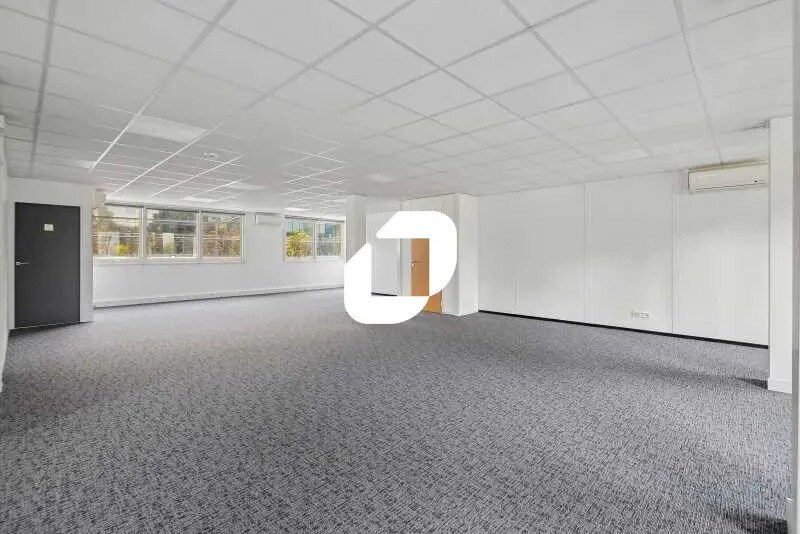 Office in Courbevoie for lease - Building Photo - Image 3 of 17