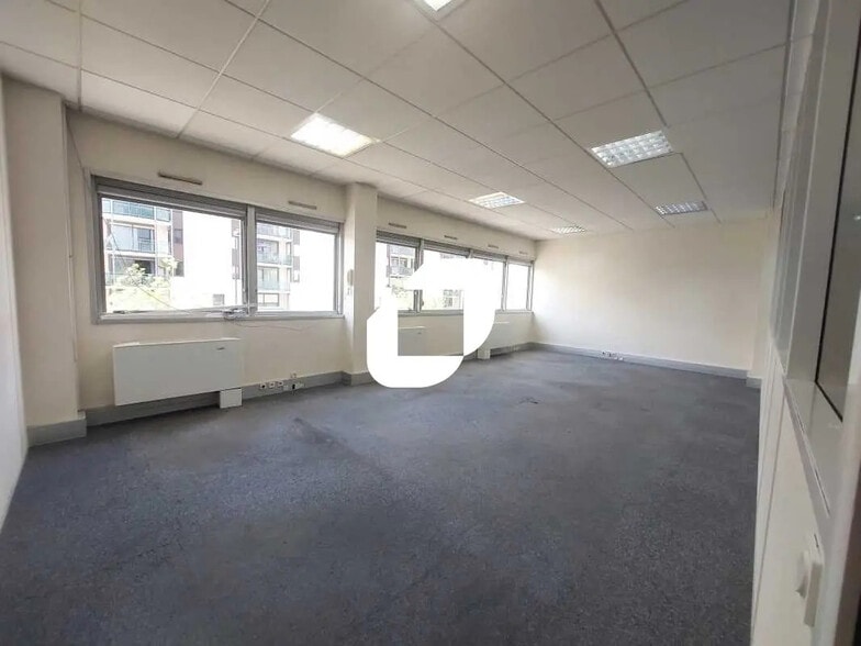 39 Boulevard Vauban, Guyancourt for lease - Interior Photo - Image 3 of 14