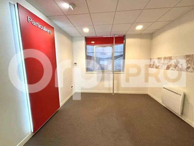 Retail in Compiègne for lease - Building Photo - Image 3 of 6
