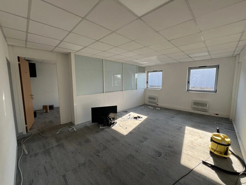 Industrial in Argenteuil for lease - Interior Photo - Image 3 of 6