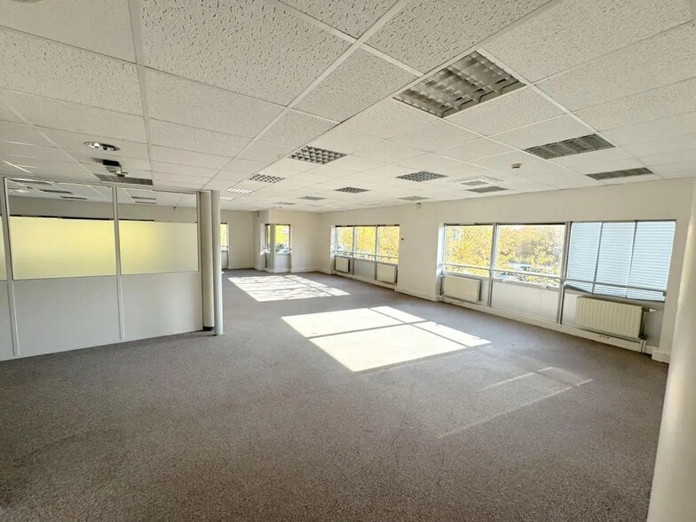 Office in Guyancourt for lease - Building Photo - Image 2 of 28