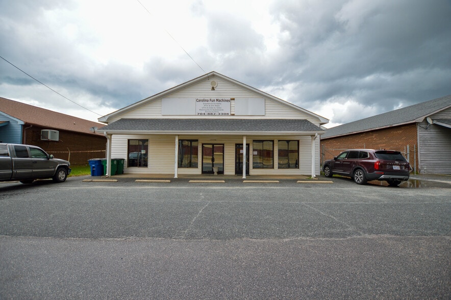 12056 Stallings Commerce Dr, Matthews, NC for lease - Building Photo - Image 1 of 20