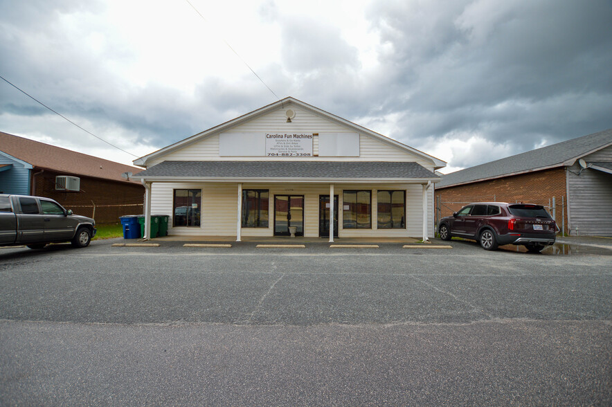 12056 Stallings Commerce Dr, Matthews, NC for lease - Primary Photo - Image 1 of 20