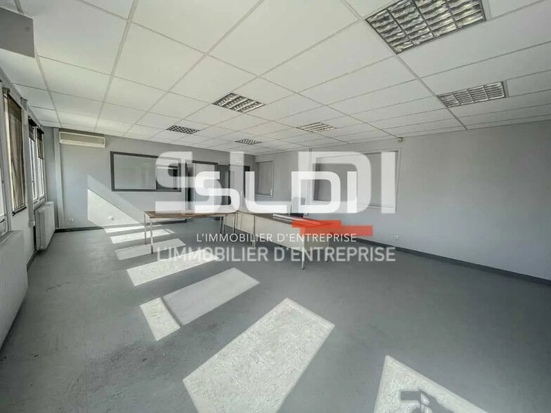 Flex in SAINT-SYMPHORIEN-D'OZON for lease - Building Photo - Image 2 of 8