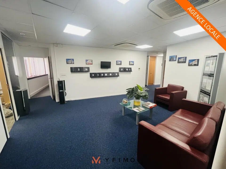 Office in Saint-Germain-en-Laye for lease Interior Photo- Image 1 of 6