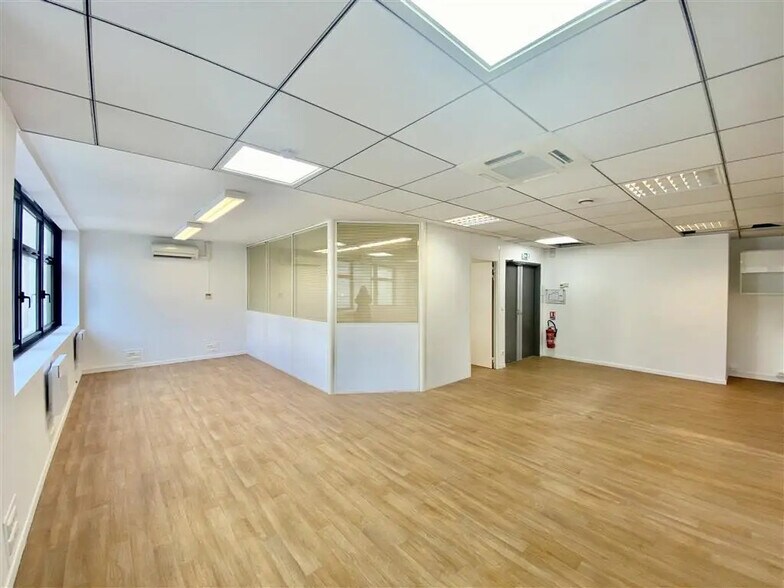 Office in Issy-les-Moulineaux for lease - Building Photo - Image 2 of 8