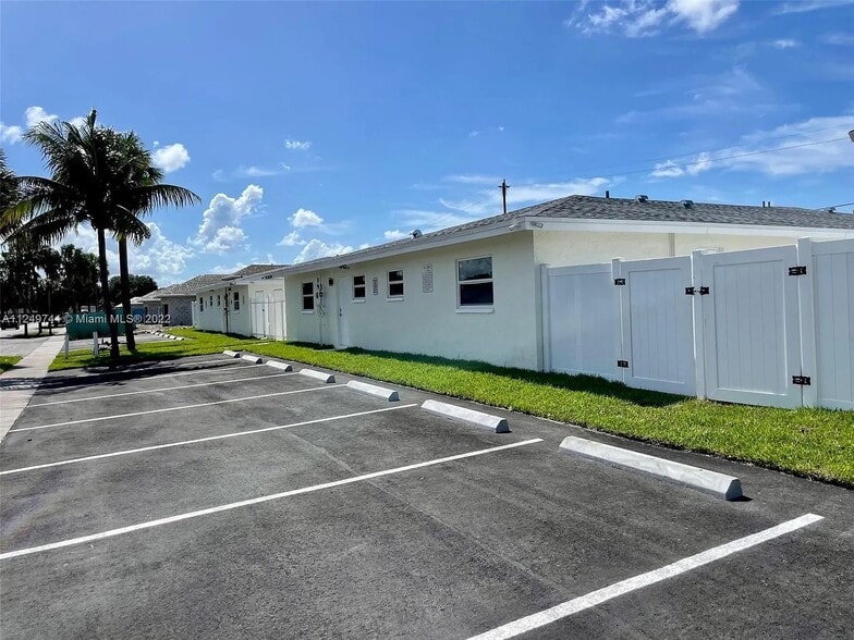 Four Property Triplex Portfolio portfolio of 4 properties for sale on LoopNet.com - Building Photo - Image 2 of 18