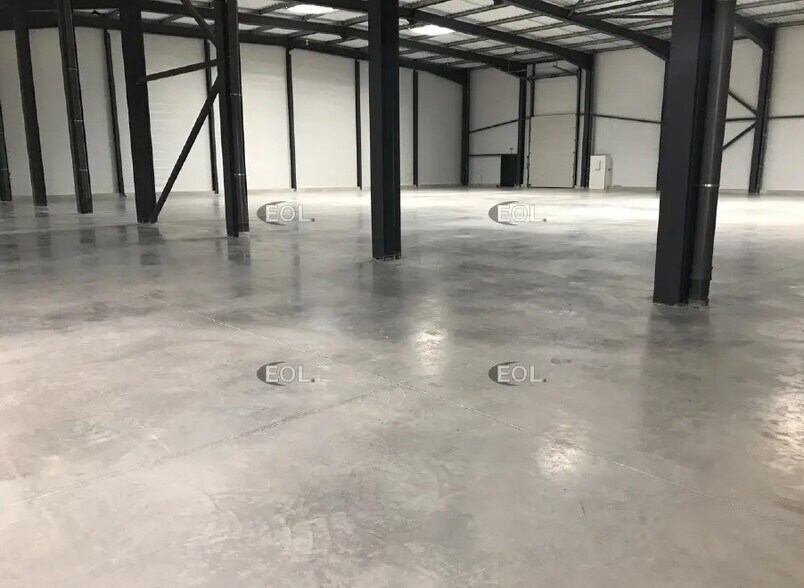 Flex in Signes for lease - Interior Photo - Image 1 of 2